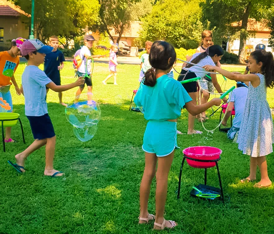 ילדים בסדנה יוצרים בעצמם בועות סבון גדולות